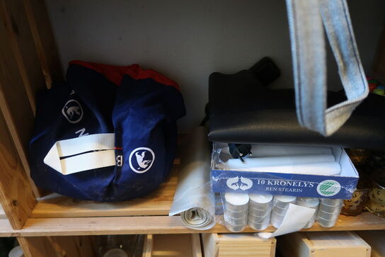 2 reoler med indhold 