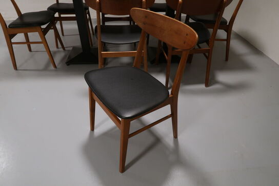 2 stk. Borde med 8 stole 