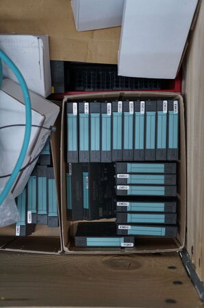 Palle med diverse elkomponenter 