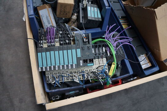 Palle med diverse elkomponenter 