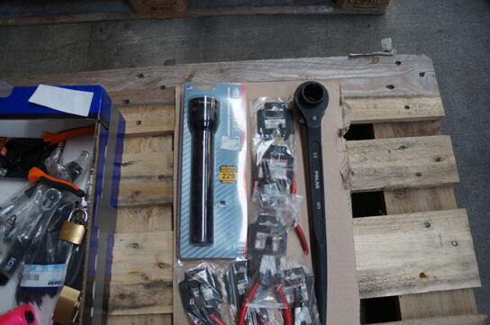 1 kasse blandet værktøj 