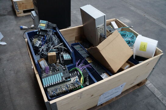 Palle med diverse elkomponenter 