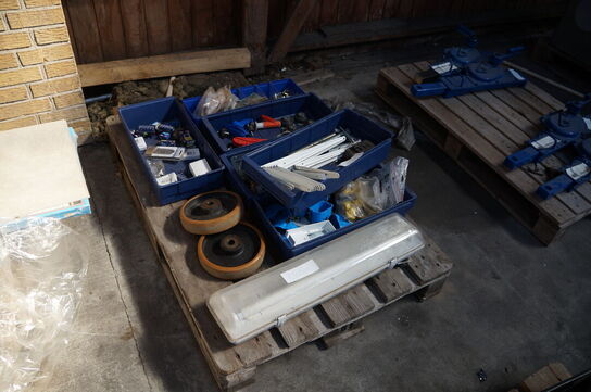 Palle med diverse låse, beslag mv. 