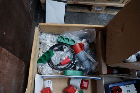 Palle med diverse stikpropper mv. 