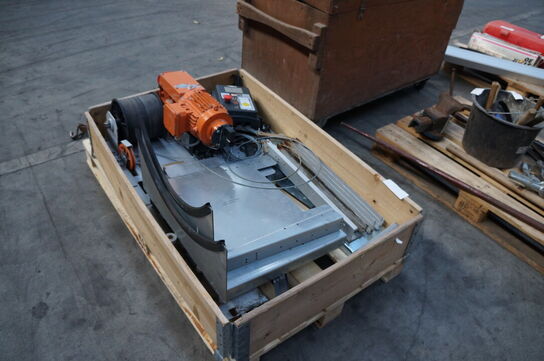 Palle med diverse reserveledele til port 