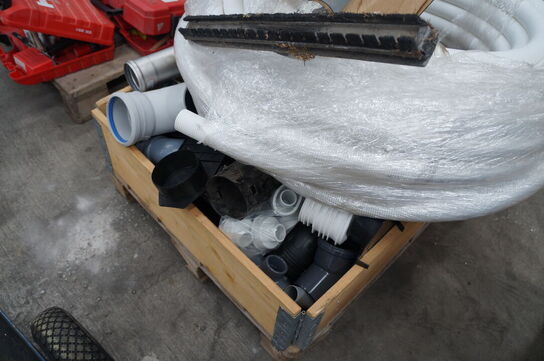 Palle med diverse slanger, fittings mv. 