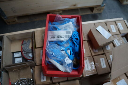 Diverse bolte + diverse skærehandsker 