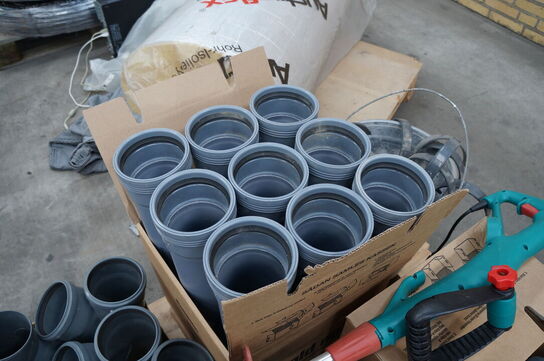 Palle med diverse slanger, pvcrør & græstrimmer BOSCH