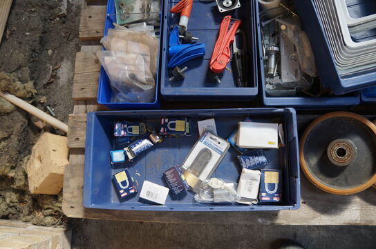 Palle med diverse låse, beslag mv. 