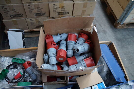 Palle med diverse stikpropper mv. 