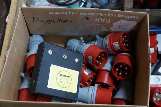 Palle med diverse stikpropper mv. 