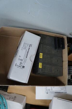 Palle med diverse elkomponenter 