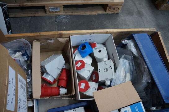 Palle med diverse stikpropper mv. 