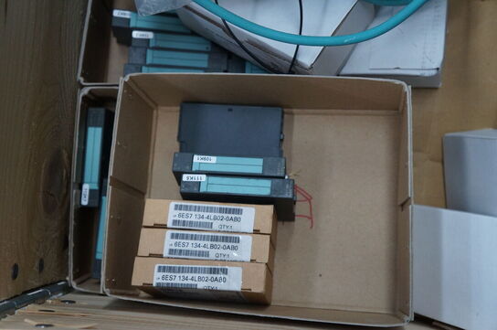 Palle med diverse elkomponenter 