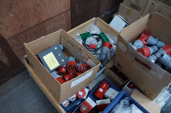 Palle med diverse stikpropper mv. 