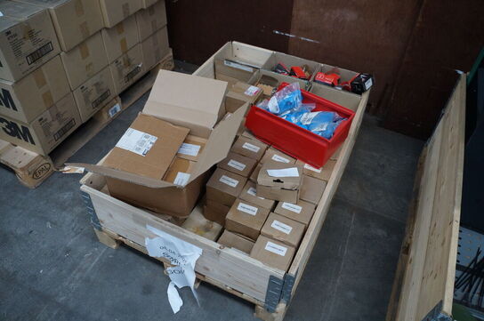 Diverse bolte + diverse skærehandsker 