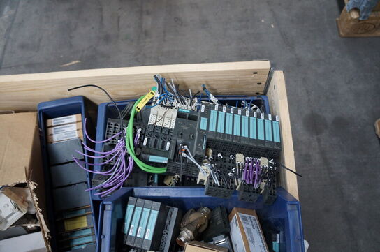 Palle med diverse elkomponenter 