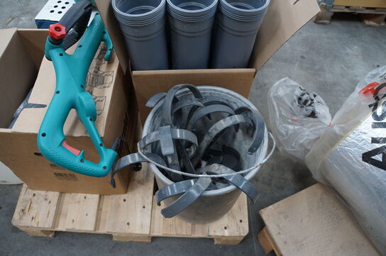 Palle med diverse slanger, pvcrør & græstrimmer BOSCH