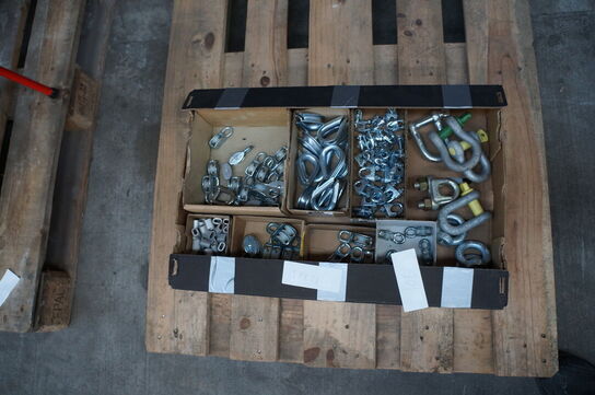 Kasse med diverser beslag mv. 