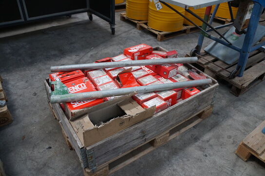 Palle med stort parti blandet skruer 