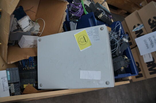 Palle med diverse elkomponenter 