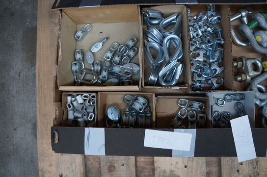 Kasse med diverser beslag mv. 