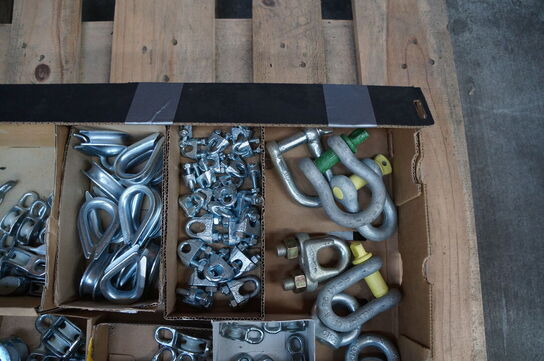 Kasse med diverser beslag mv. 