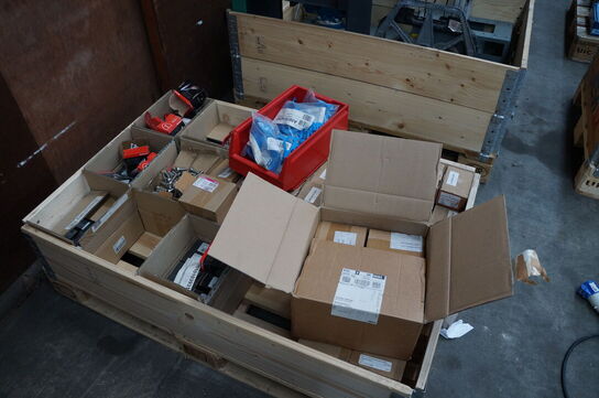 Diverse bolte + diverse skærehandsker 