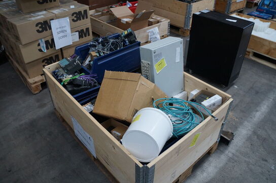 Palle med diverse elkomponenter 