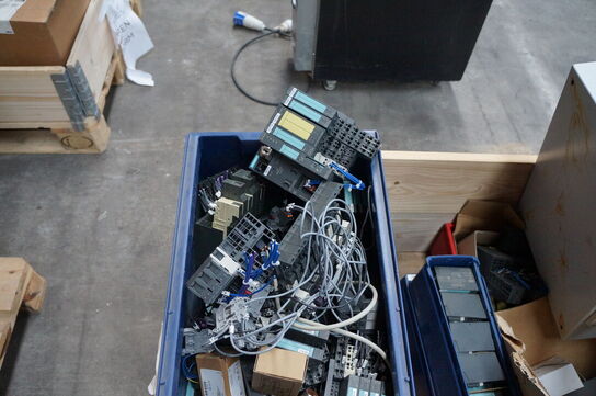 Palle med diverse elkomponenter 