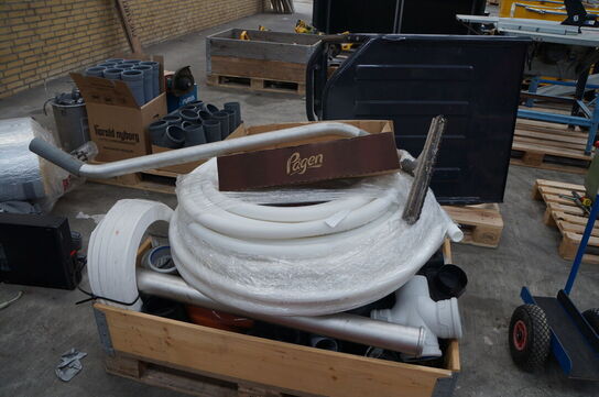 Palle med diverse slanger, fittings mv. 