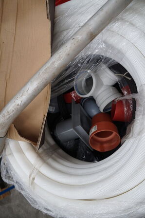 Palle med diverse slanger, fittings mv. 