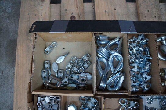 Kasse med diverser beslag mv. 