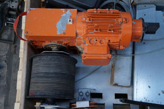 Palle med diverse reserveledele til port 