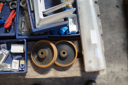 Palle med diverse låse, beslag mv. 