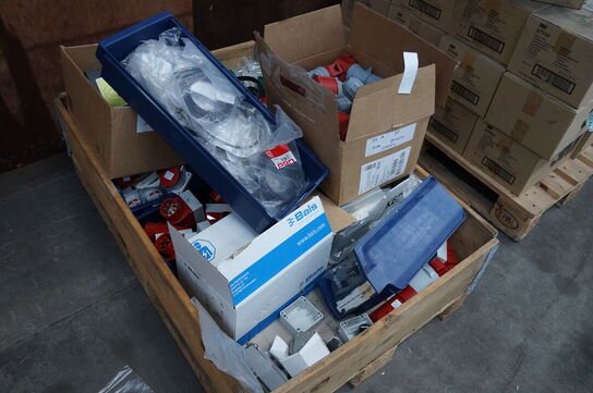 Palle med diverse stikpropper mv. 