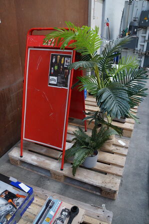 2 stk. Kunstige planter & 1 stk. butiksskilt 