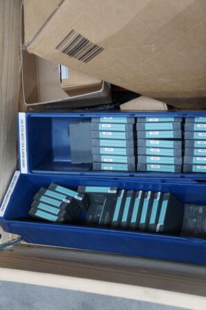 Palle med diverse elkomponenter 