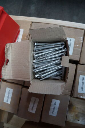 Diverse bolte + diverse skærehandsker 