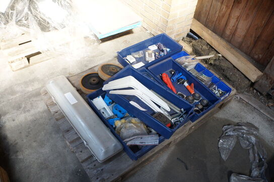 Palle med diverse låse, beslag mv. 