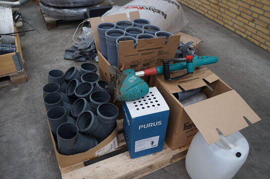 Palle med diverse slanger, pvcrør & græstrimmer BOSCH