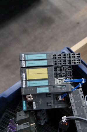 Palle med diverse elkomponenter 