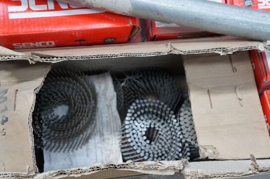 Palle med stort parti blandet skruer 