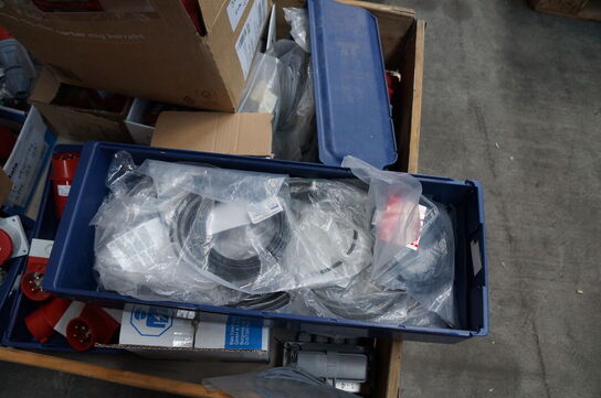 Palle med diverse stikpropper mv. 