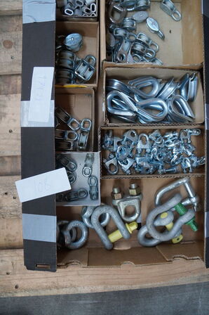 Kasse med diverser beslag mv. 