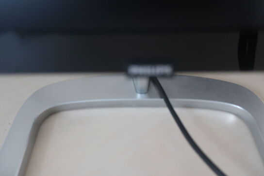 2 stk. skærme PHILIPS BDM3270 og 276E / tastatur m.m.
