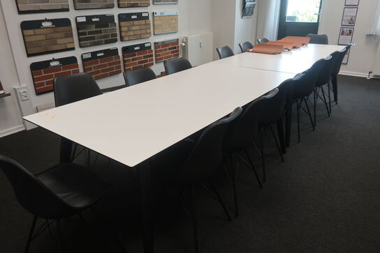 2 x mødeborde og 14 stole
