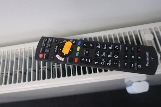Fjernsyn PANASONIC med fjernbetjening