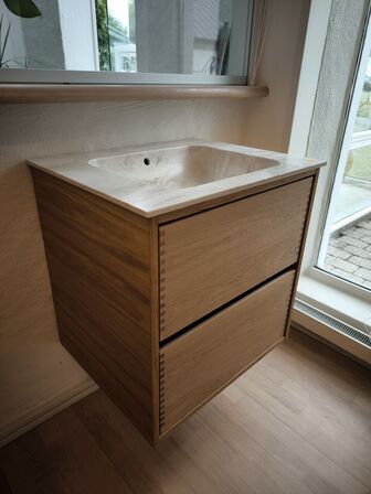 Badmøbel i egetræsfinér m. vask