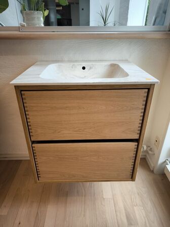 Badmøbel i egetræsfinér m. vask